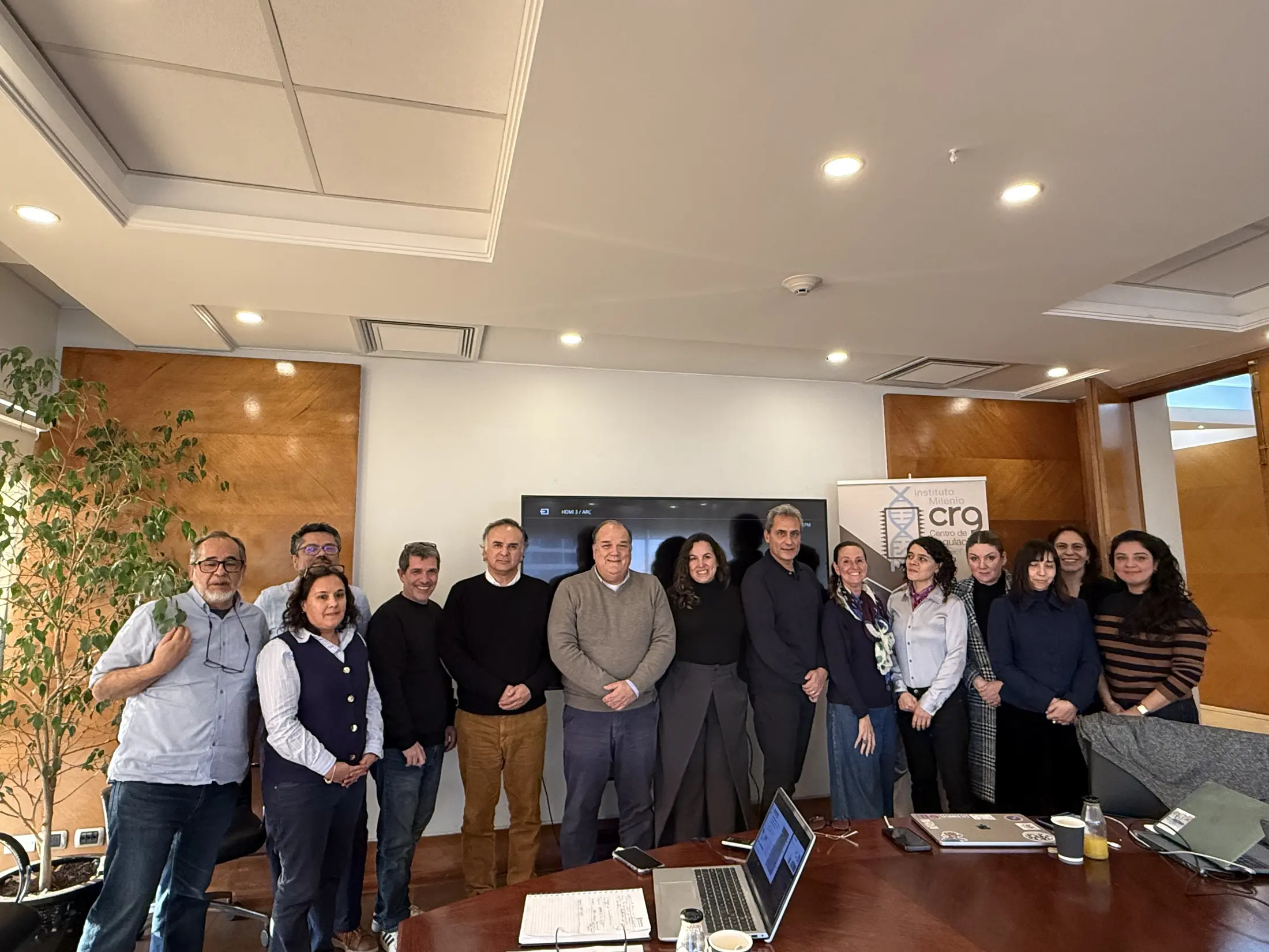 Equipo del CRG reunido en una sala de reuniones
