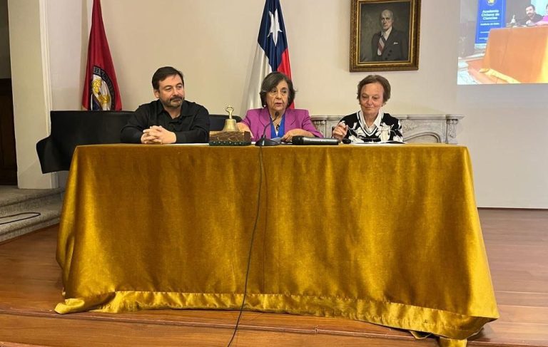 Dr. Claudio Latorre junto a la Dra. María Cecilia Hidalgo y la Dra. Mary Therese Kalin; gentileza de la Academia Chilena de Ciencias