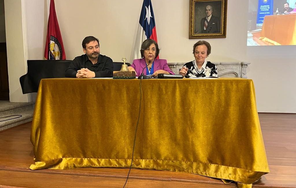 Dr. Claudio Latorre junto a la Dra. María Cecilia Hidalgo y la Dra. Mary Therese Kalin; gentileza de la Academia Chilena de Ciencias